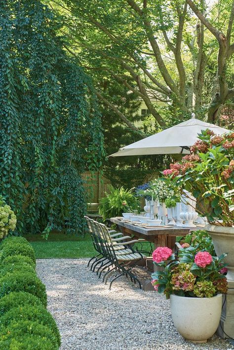 Gravel Patio, Garden Wallpaper, Garden Types, Plants And Flowers, Garden Cottage, Outdoor Dining Area, Country Gardening, English Garden, Outdoor Dining Table