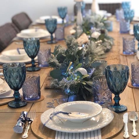 Blue Christmas Dining Table Decor, Blue Christmas Table, Table Setting Etiquette, Restaurant Table Setting, Blue Decorations, Christmas Dining Table Decor, Blue Autumn, Teal Christmas, New Year Table