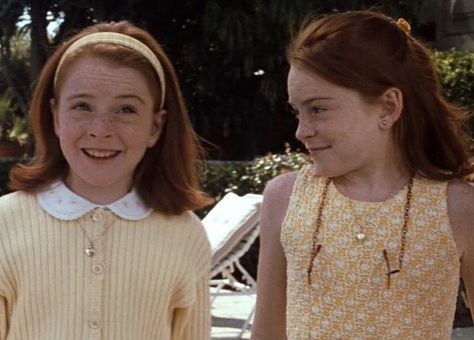 lindsay lohan as hallie parker and annie james in the parent trap (1998), dir. nancy meyers Annie And Hallie, Twins Game, The Parent Trap, Oz Movie, Parent Trap, Nancy Meyers, Anime Warrior, Lindsay Lohan, Coming Home