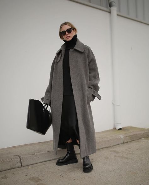 A Sleek Way to Wear Your Silk Midi Skirt This Season Coat 2020, Mode Editorials, Winter Outfits Women, Fall Fashion Outfits, Looks Style, Mode Inspiration, Winter Fashion Outfits, Trench Coats, Fall Winter Outfits