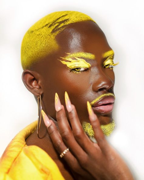 Monochromatic Makeup Looks, My Twin Flame, Read The Room, Monochromatic Makeup, Yellow Makeup, Graphic Makeup, Character Makeup, Unique Makeup, Make Up Inspo