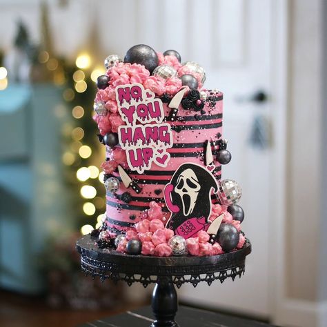 Sarah Whisted Harris | Do you like scary movies? When I tell you I squealed about this birthday cake theme request, I'm not joking. I'd already wanted to… | Instagram Ghostface Birthday Cake, Scary Movie Cakes, Ghost Face Cake, Ghost Face Party, Ghostface Cake, 20th Birthday Cake Ideas, Aesthetics Cake, Ghosts Face, 12 Birthday Ideas