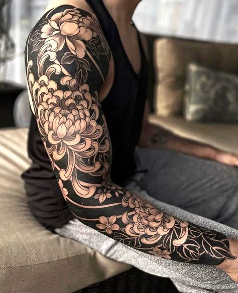 Tato Irezumi, Tattoo Japonais, Traditional Japanese Tattoo Sleeve, Full Hand Tattoo, Half Sleeve Tattoos Forearm, Japanese Flower Tattoo, African Tattoo, Chrysanthemum Tattoo, Blackout Tattoo