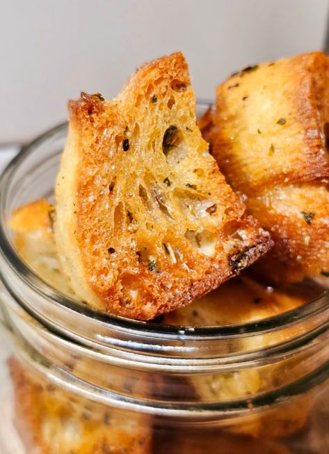 Homemade Garlic Croutons - Homemade on a Weeknight Homemade Jaffa Cakes, Asiago Bread, Garlic Croutons, Crouton Recipes, Yummy Bread, Jaffa Cake, Croutons Homemade, Food Mood, Stale Bread