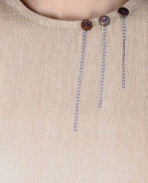 Umgestaltete Shirts, Embroidery Simple, Áo Blu, Detail Couture, Ideas Embroidery, Neck Designs For Suits, Mode Crochet, Kurta Neck Design, Dress Neck Designs