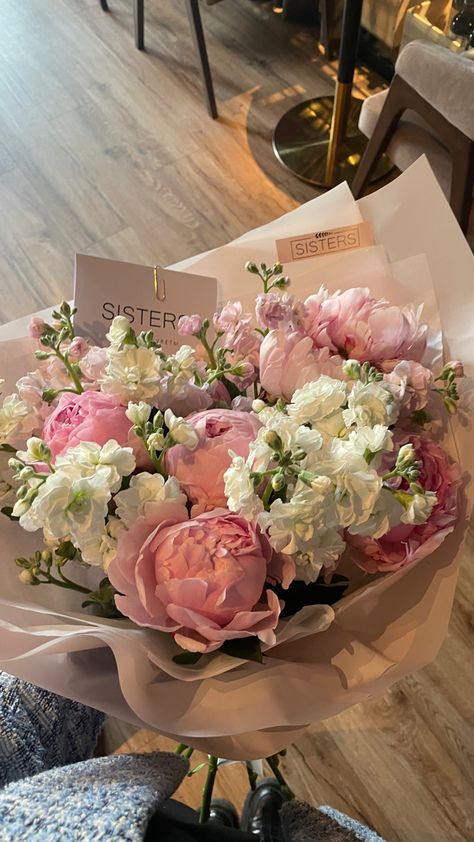 Boquette Flowers, Aesthetic Lifestyle, Nothing But Flowers, Flowers Bouquet Gift, Flower Therapy, Beautiful Bouquet Of Flowers, Luxury Flowers, Bouquet Of Flowers, Beautiful Bouquet