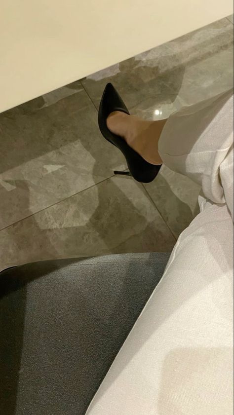 High Heels Aesthetic Wallpaper, Pap Sandal, Heels Selfie, Heels Snap, Heels Work Outfit, A Little Life Book, Office Heels, Heels Aesthetic, Vintage Flowers Wallpaper