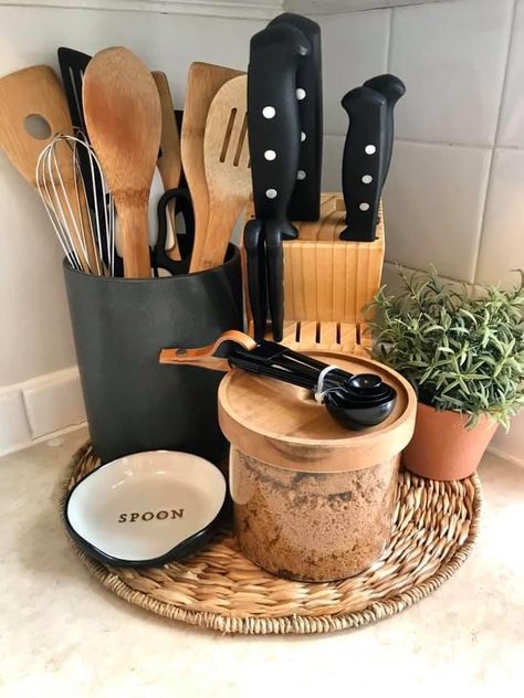 Kitchen Utensil Holder Ideas Countertops, Black And Wood Kitchen Accessories, Black Kitchen Decor Ideas, Minimal Kitchen Counter Decor, Kitchen Utensils Decor, Diy Kitchen Hacks, Kitchen Decor Hacks, Kitchen Decor Collections, Black Kitchen Decor