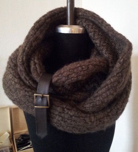 Scarf Buckle Ideas, Scarf Cuff, Leather Scarf, Scarf Buckle, Scarf Clip, Mode Crochet, Ways To Wear A Scarf, Diy Scarf, Knitted Wit