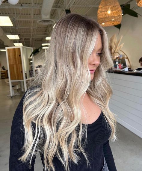 Blonde Hair With Brown Roots, Dark Roots Blonde Hair Balayage, Winter Blonde Hair, Blonde Hair Goals, Blonde Hair With Roots, Perfect Blonde Hair, Bright Blonde Hair, Summer Blonde Hair, Icy Blonde Hair