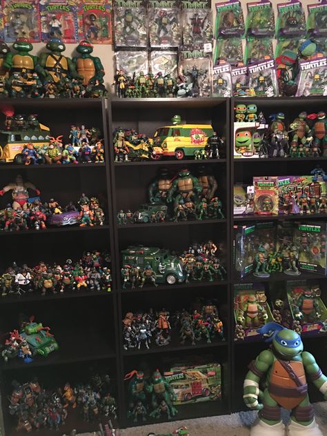 Tmnt Room Ideas, Tmnt Room Decor, Tmnt Legends, Tmnt Room, Tmnt Merch, Ninja Turtle Room, Ninja Turtles Toys, Ninja Turtle Bedroom, Tmnt Figures