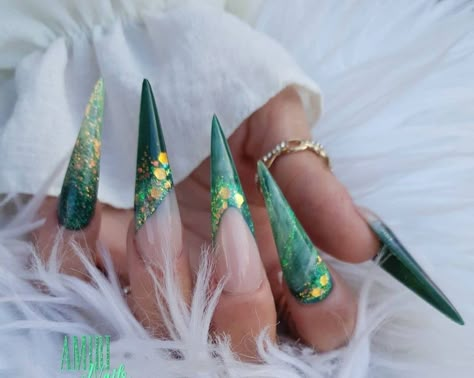 Green Stilleto Nails Design, Stiletto Nails Green, Green Jade Nails, Green Stilleto Nails, Green Nails Autumn, Jade Green Nails Acrylic, St Patrick Nails, Patrick Nails, Crystal Placement