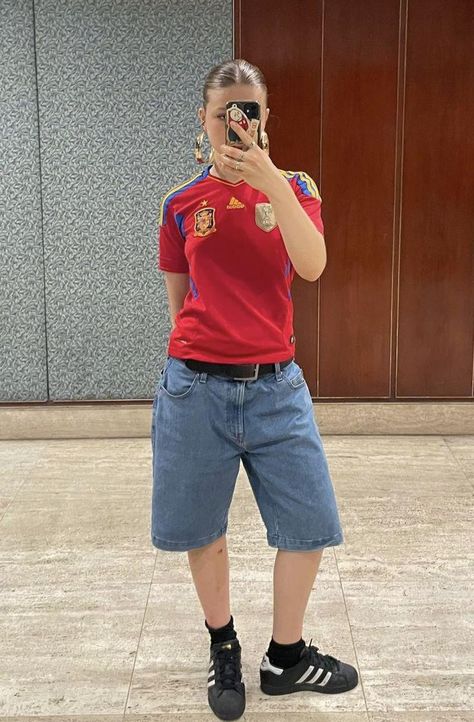 Jorts And Football Shirts, Blokecore Women, Adidas Superstar Outfit, Jorts Outfit, Lazy Fits, Polo Shirt Outfits, Outfit Denim, Style Aesthetics, 2024 Style