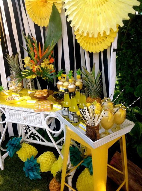 Pineapple Backdrop, Pinapple Party, Pineapple Party Theme, Summer Party Drink, Panel Backdrop, Pineapple Birthday Party, Summer Party Ideas, Pineapple Theme, Tropical Birthday Party