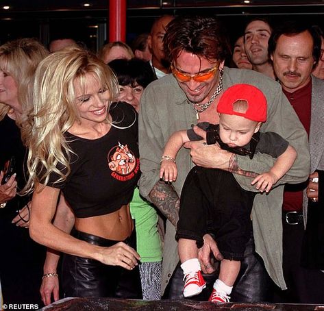 Pamela Anderson 90s, Dylan Lee, Tommy Lee Motley Crue, 90s Photos, Pamela Andersen, Pam And Tommy, Sunset Blvd, Divorced Parents, Custody Battle