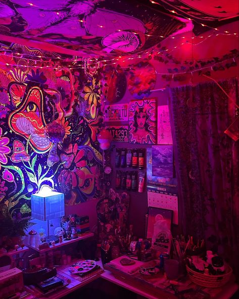 Smoker Bedroom Ideas, Room Ideas Aesthetic Smoker, Rave Room Aesthetic, Punk Aesthetic Room, Trippy Bedroom Ideas, Trippy House Decor, Trippy Rooms Aesthetic, Trippy Rooms Bedrooms, Weirdcore Room