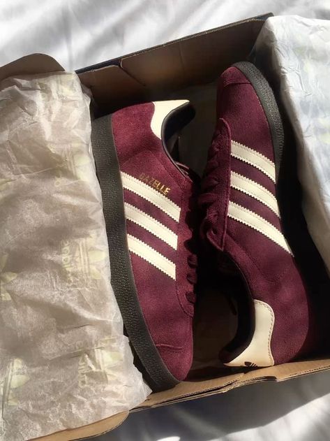 Red Outfits Casual, Fashion Outfits Red, Red Adidas Outfit, Adidas Gazelle Outfit, Gazelle Adidas, Gazelle Shoes, Burgundy Outfit, Adidas Shoes Mens, Pretty Shoes Sneakers