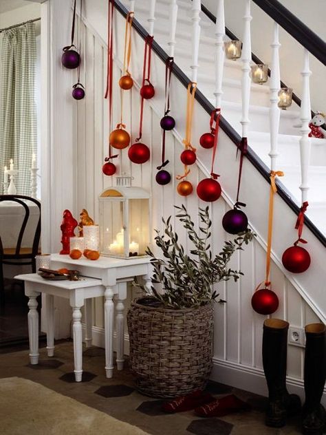 Hang large baubles from the banister base. Christmas Stairs Decorations, Christmas Stairs, Calendar Advent, Christmas Staircase, Christmas Entryway, Noel Christmas, Christmas Deco, Christmas Joy, Christmas Inspiration