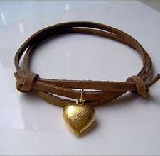 Diy Leather Bracelet Tutorial, Suede Bracelet Diy, Bracelets Heart, How To Make Leather, Diy Leather Bracelet, Leather Heart, Leather Jewellery, Jewerly Making, Leather Diy Crafts