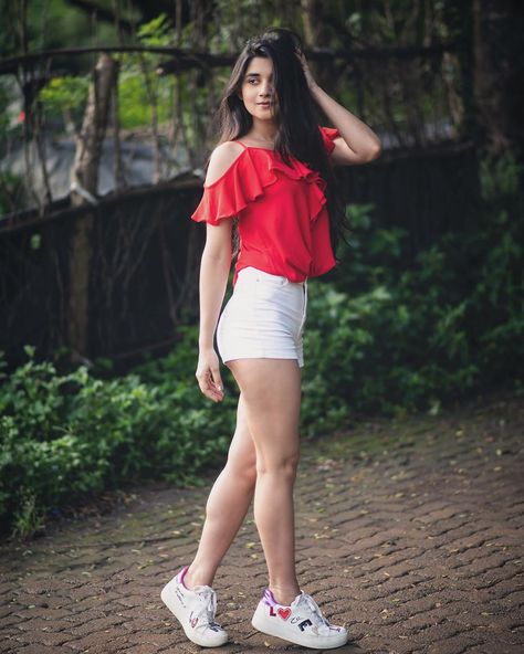 Kanika Mann 🦋 shared a photo on Instagram: “Whts the colour of love ???? . 📸 @amitaptephotography” • See 1,941 photos and videos on their profile. Female Modeling Poses, Female Portrait Poses, Kanika Mann, Girls In Mini Skirts, Friend Poses Photography, Stylish Photo Pose, Photo Pose Style, Fashion Photography Poses, Best Photo Poses