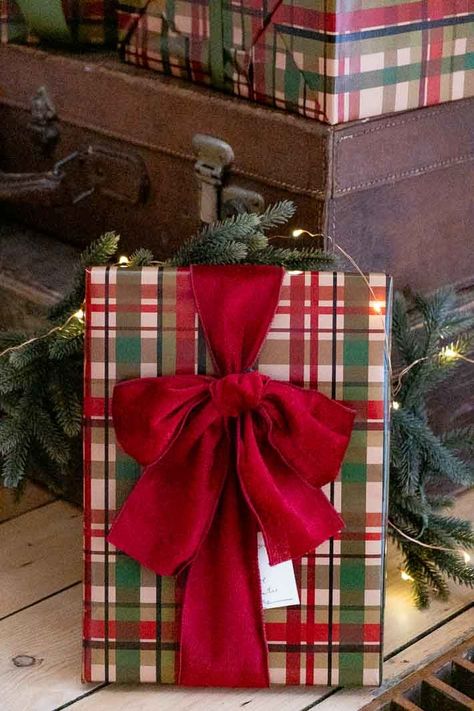 Classic Christmas Gift Wrapping, Christmas Wrapping Ribbon, Vintage Christmas Present Wrapping, Gifts For Boyfriend Birthday Diy, Plaid Gift Wrapping Ideas, Plaid Christmas Wrapping Ideas, Plaid Christmas Gift Wrapping Ideas, Tartan Christmas Wrapping, Homemade Gifts For Boyfriend Birthday