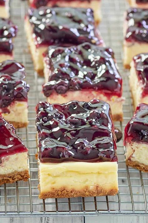 Blueberry Crumble Cheesecake, Easy Blueberry Cheesecake, Cheesecake With Graham Cracker Crust, Blueberry Pie Bars, Crumble Cheesecake, Blueberry Cheesecake Bars, Blueberry Cheesecake Recipe, No Bake Blueberry Cheesecake, Super Easy Desserts