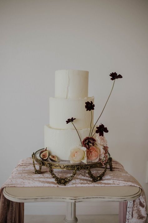 Modern Floral Wedding Cake, Fig Wedding Cake, Modern Wedding Cake Unique, Minimal Cakes, Minimal Wedding Cake, Cake With Figs, Fig And Honey, Fairy Tale Wedding Cake, Cranberry Wedding