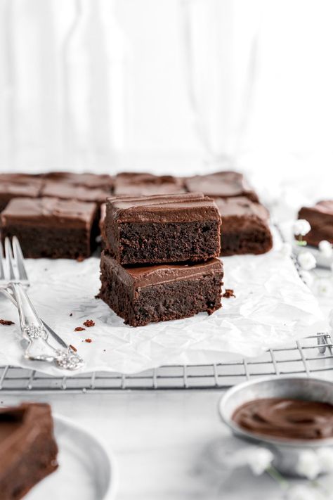 Sometimes, all you need are fudgy frosted brownies! This irresistible recipe combines rich chocolate flavor with a creamy, fudgy frosting. Perfect for a quick and easy homemade dessert! Brownie Recipes Frosted, Fudge Brownies With Frosting, Thick Fudgy Brownies, Iced Brownies, Fudgy Frosting, Brownies With Frosting, Chewy Fudge, Frosted Brownies, Chocolate Fudge Icing