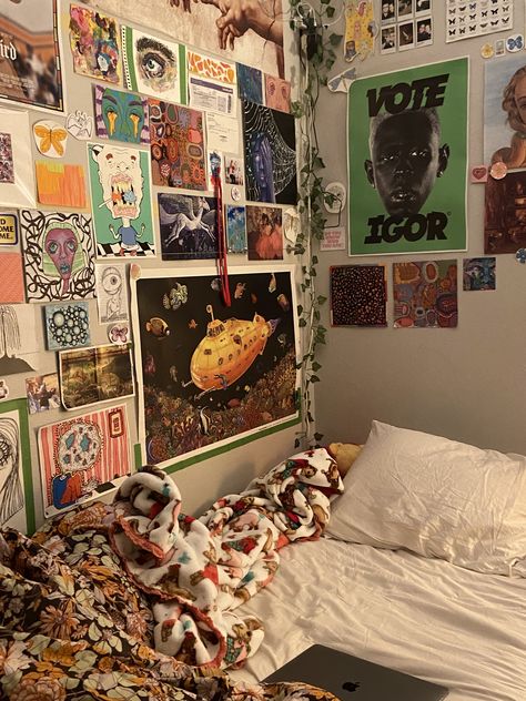 Artsy Rooms Aesthetic, Artsy Bedroom Aesthetic, Artsy Dorm Room, Indie Bedroom Aesthetic, Indie Dorm Room, Maximalist Decor Bedroom, Colorful Maximalist Bedroom, Room Inspo Bedroom, Artsy Apartment