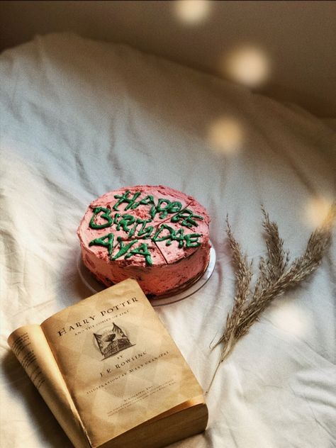 Books And Baking Aesthetic, Book And Cake Aesthetic, Booklover Birthday, Harry Potter Birthday Cake, Reading Aesthetic, Harry Potter Cake, Harry Potter Birthday, Cozy Aesthetic, Book Reader