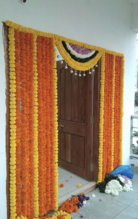 Flower Decoration Ideas At Home, Event Decoration Ideas, Door Flower Decoration, Flower Decoration Ideas, Haldi Decoration Ideas, Welcome Home Decorations, Simple Stage Decorations, Home Flower Decor, Ganpati Decoration At Home