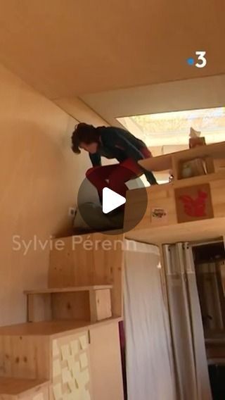 Maison éco on Instagram: "Elle vie dans une mini #maison de ￼ 12m² 😱 #insolite #ecologie #economie #reportage #construction #instagood" September 8, Tiny House, On Instagram, Instagram