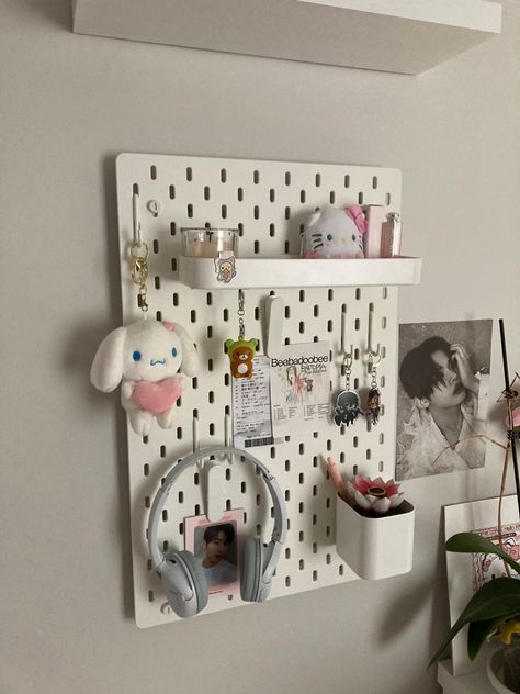 Pegboard Aesthetic, White Pegboard, Ikea Pegboard, Ideas Habitaciones, Desk Inspiration, Pinterest Room Decor, Study Room Decor, Room Desk, Pretty Room