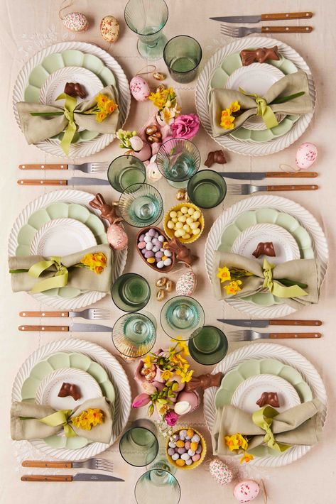 Easter Lunch Table, Easter Floral Centerpieces, Easter Dinner Table, Easter Decor Ideas, Happy Easter Sunday, Fresh Tulips, Spring Table Settings, Easter Breakfast, Easter Table Settings