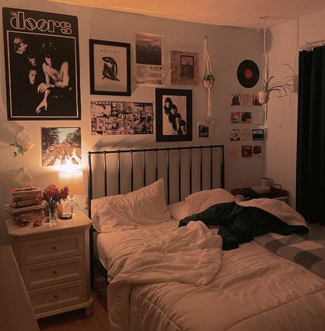 creds: ?? 2005 Bedroom Aesthetic, Furniture Inspo Bedroom, Easy Room Aesthetic, Dark Room Furniture, Iheartmybf Pfp, Queen Bed Aesthetic Room, Restroom Aesthetic Ideas, Downtown Cozy Bedroom, 2010s Bedroom Aesthetic