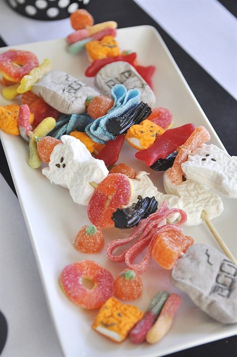 Frightfully Sweet Halloween Party - Candy skewers Halloween Candy Skewers, Candy Skewers, Halloween Party Candy, Couples Costume Ideas, Costume Ideas Halloween, Couples Costume, Halloween Appetizers, Halloween 3, Party Candy