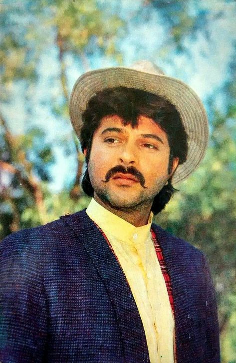 Anil kapoor Anil Kapoor 90s, Jassi Gill, Anil Kapoor, Bollywood Pictures, Vintage Pics, Vintage Bollywood, 90s Dress, Sweatshirt Vintage, Bollywood Actors