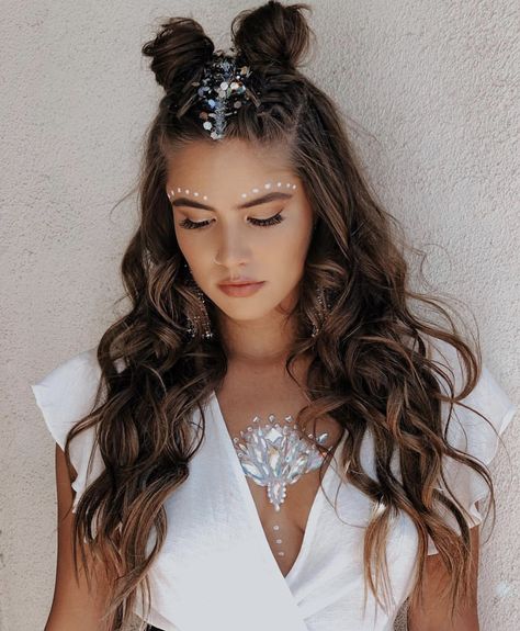 Coachella Hair, Coachella Makeup, Face Rhinestones, Look Festival, Rave Makeup, Face Jewels, Music Festival Outfits, Edm Festival, Penteado Cabelo Curto