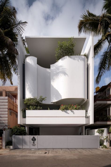 Gallery of Whispering Curves House / Suva Architects - 6 Curved Facade Architecture, Townhouse Facade, House Elevation Ideas, Curved Facade, Residence Facade, Curve Building, Arch Facade, Elevation Ideas, Waterfall House