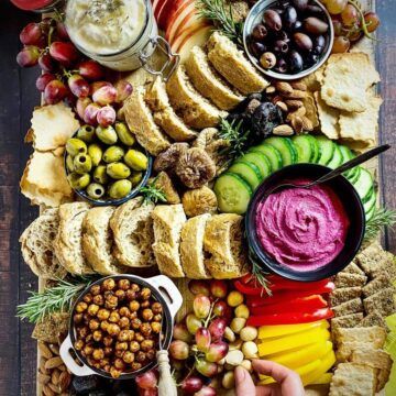 Vegan Food Platter, Easy Vegetarian Charcuterie Board, Vegan Graze Board, Charcuterie Board Ideas Vegan, Vegan Snack Board, Vegan Board Platter, Vegetarian Grazing Board, Vegan Platter Ideas, Vegan Grazing Platter