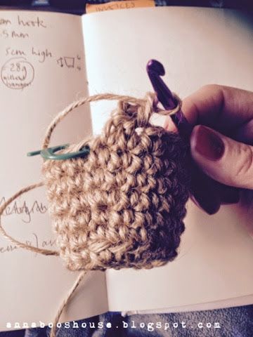 Crochet Twine, Summer Crochet Ideas, House Crochet, Plastic Bag Crochet, Crochet Leaf Patterns, Crochet Leaves, Home Decor Hacks, Crochet Basket, Knitting Ideas