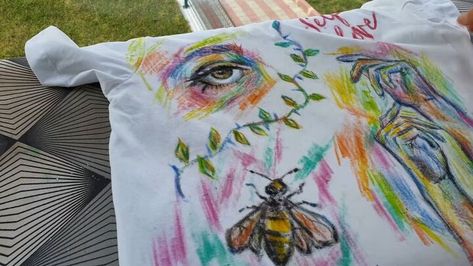 This is a guide on a DIY pastel t-shirt. Learn how to use pastel crayons to decorate a t-shirt in this step-by-step tutorial. Crayon Shirt Diy, Shirt Upcycle Diy, Crayon Shirt, How To Use Pastels, Crafty Fashion, Diy Crayons, Black Crayon, Pastel Shirt, Crayon Drawings