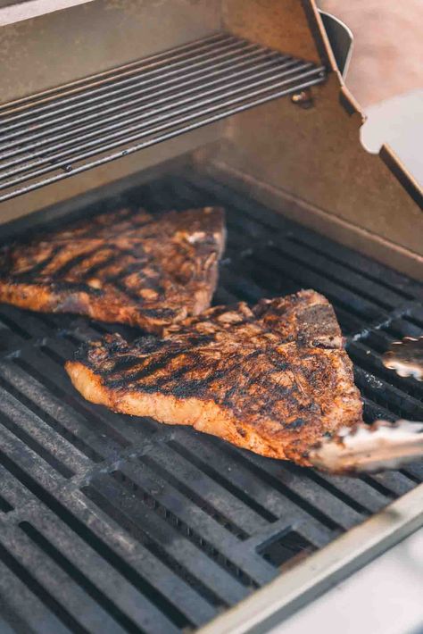 The Ultimate Guide to Grilling a Steak on a Gas Grill - Girl Carnivore Steak On Gas Grill, Grilling Steaks, Whole Beef Tenderloin, Steak Doneness, Grilled Beef Recipes, Grilling Guide, Grilled Chicken Marinade, Porterhouse Steak, Perfect Steak