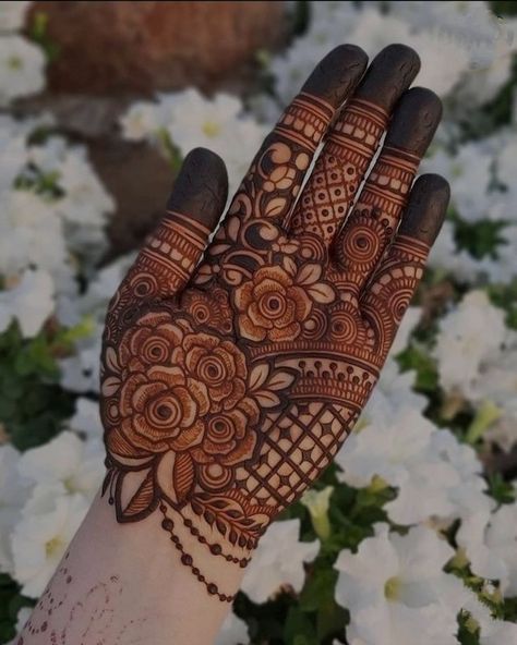 Mendhi Designs Simple Front Hand Unique, Beautiful Simple Mehndi Design, Short Mehndi Design, Unique Henna, Front Mehndi Design, Palm Mehndi Design, Simple Mehendi Designs, Rose Mehndi Designs, Very Simple Mehndi Designs