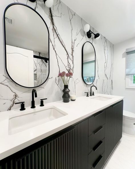 35 Black and White Bathroom Ideas: Stylish and Modern Designs for Every Home - placeideal.com Black And White Bathroom Countertops, White And Black Tile Bathroom, Black And White Aesthetic Bathroom, Marble And Black Bathroom, Black White And Gray Bathroom, Black Vanity Bathroom Ideas, Black And White House Interior Decor, Bathroom With Black Cabinets, Black And White Master Bath