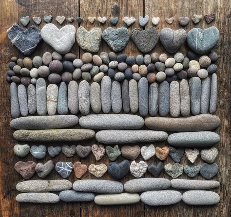 Beach Rocks Crafts, Rock Collection Display, Stone Pictures Pebble Art, Heart Shaped Rocks, Rock Sculpture, Pebble Mosaic, Rock And Pebbles, Garden Art Sculptures Diy, Rock Wall