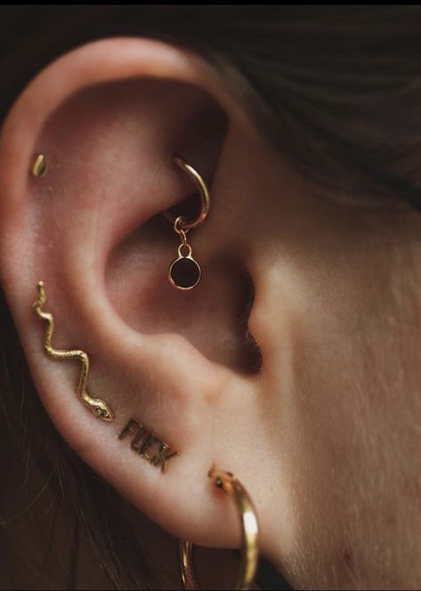 Rook piercing, rook hoop, hoop charms, multiple ear piercings, gold jewelry Piercings Gold Jewelry, Good Ear Piercings, Gold Earring Piercing, Ear Piercing Tattoo, Gold Ear Jewelry Aesthetic, Piercing Inspo Ear Gold, Ear Aesthetic Piercing, Earrings For Two Piercings, Earings Piercings Gold