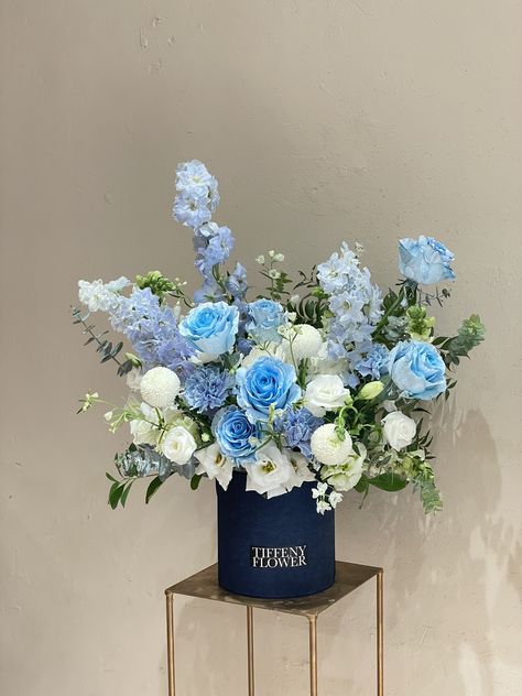 Blue Roses Arrangement, Wrap Flowers In Paper, Blue Flower Arrangements, Blue Flowers Bouquet, Flower Composition, Luxury Flower Bouquets, Flower Bouquet Diy, Flower Box Gift, Boquette Flowers