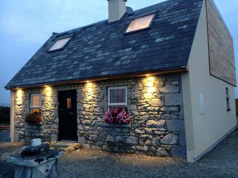 Offaly cottage transformed - Irish Mirror Online Irish Cottage Renovation, Irish Cottage Interiors, Stone Cottage Homes, Cottage House Exterior, Turf House, Cottage Extension, Ireland Cottage, Irish Houses, Lodge House