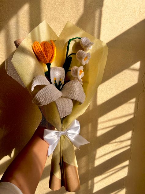 Crochet Lilly Bouquet, Paper Flower Bouquet Diy, Crochet Tulip, Flower Wrapping, Flower Bouquet Diy, Crochet Bouquet, How To Wrap Flowers, Paper Flower Bouquet, Tulip Flower